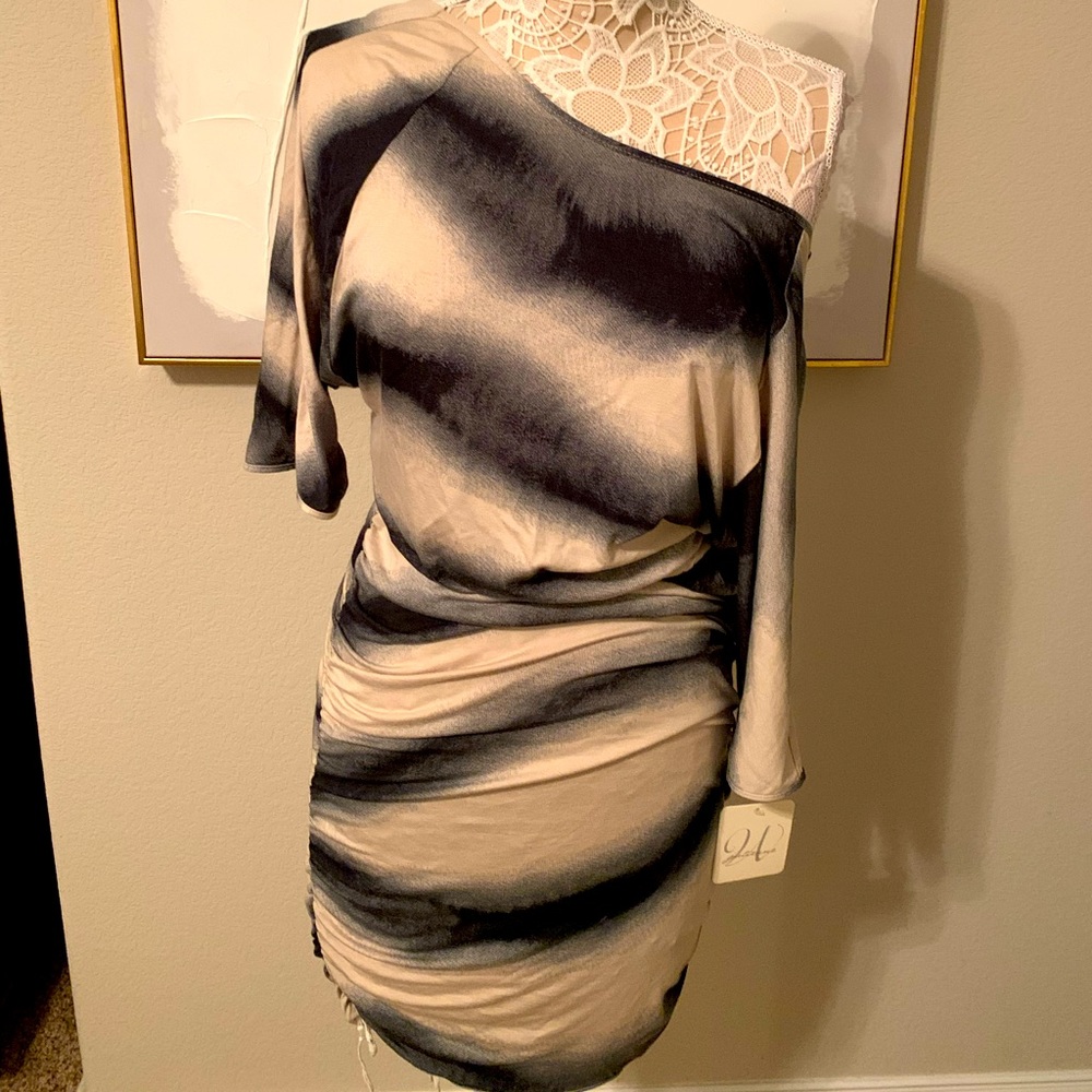 NWT Julienne W Side Ruched Bodycon Dress, size Medium, fits like a 6-8. Divine!